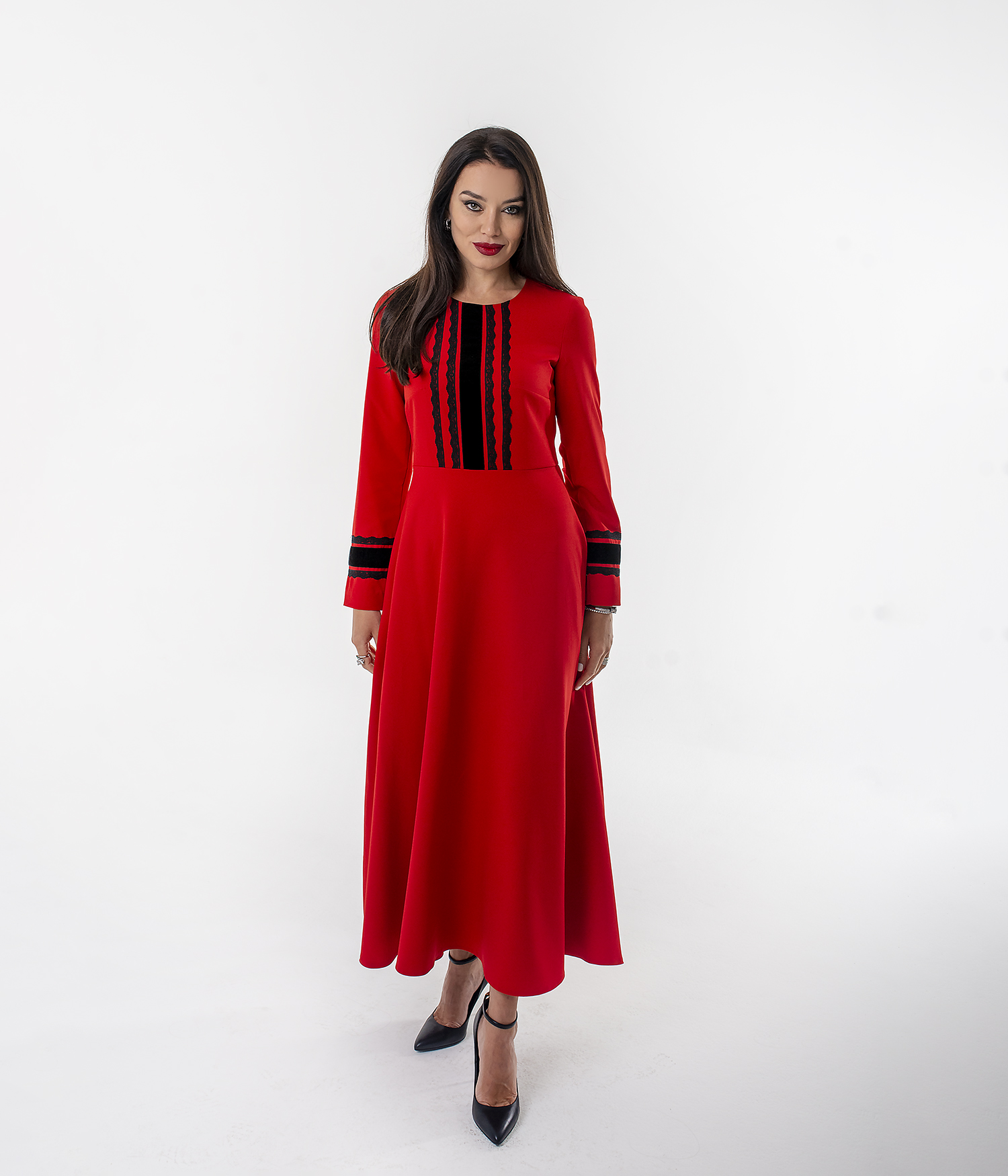 Платье прилегающего силуэта с карманами