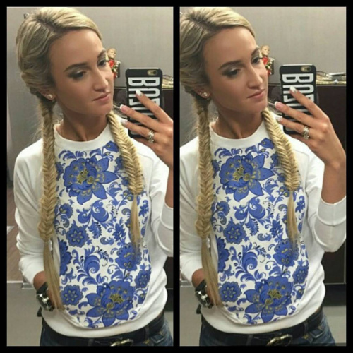 Ольга Бузова в толстовке из коллекции «Гжель»