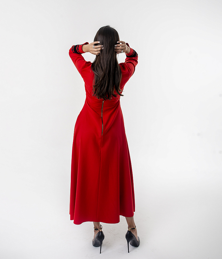 Платье прилегающего силуэта с карманами