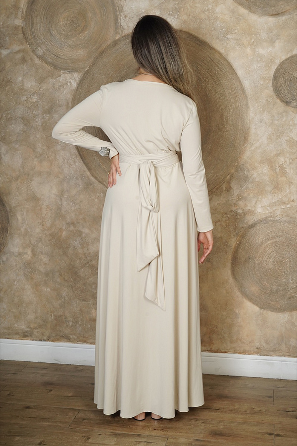 Бежевое длинное платье