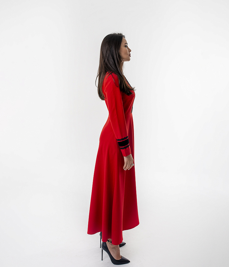 Платье прилегающего силуэта с карманами